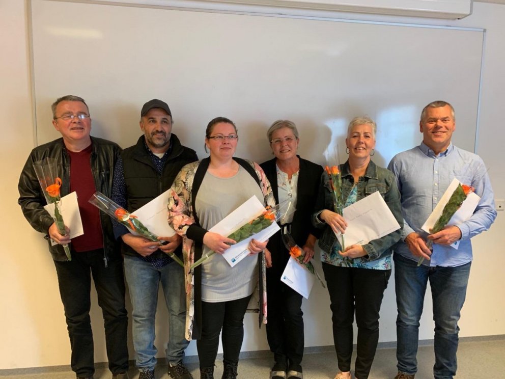 Mynd af www.simey.is. Sex af tíu þátttakendum í raunfærnimati í fisktækni við utanverðan Eyjafjörð v&hellip;