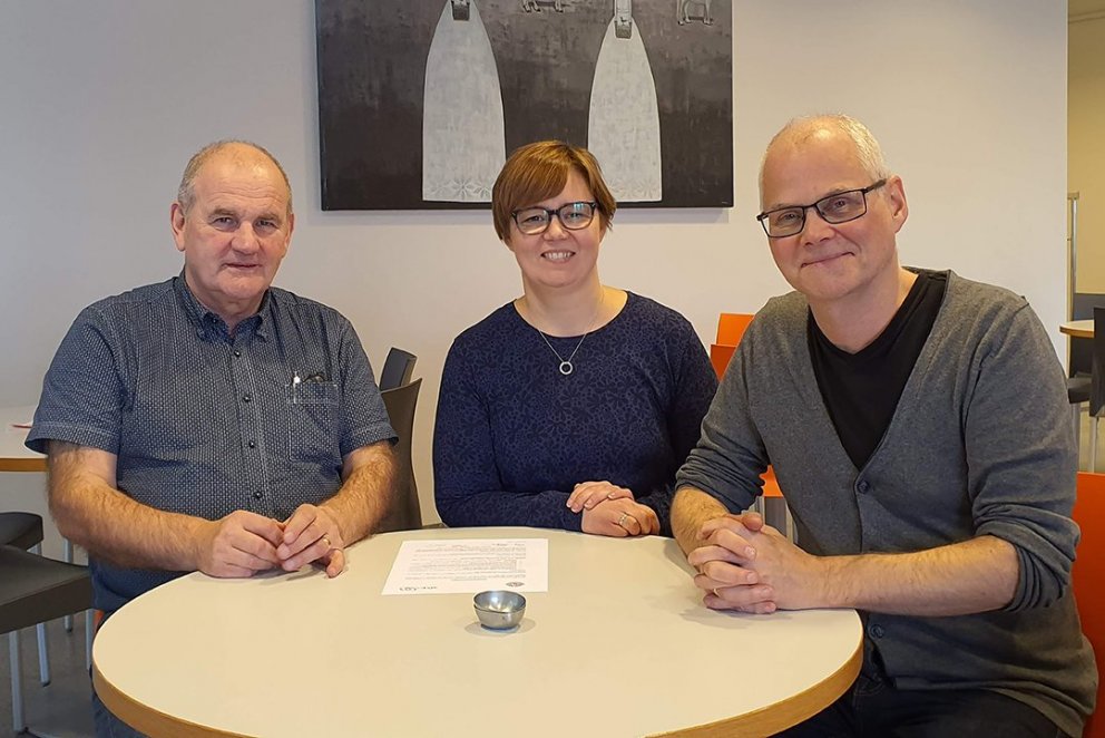 Að lokinni undirskrift. F.v.: Björn Snæbjörnsson, Ingunn Helga Bjarnadóttir, verkefnastjóri og ráðgj…