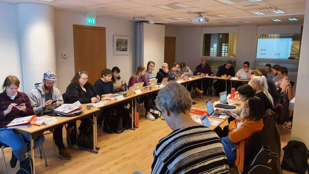 Hér má sjá þegar trúnaðarmennirnir voru nýmættir á námskeiðið í gær og voru að skrá sig inn á 