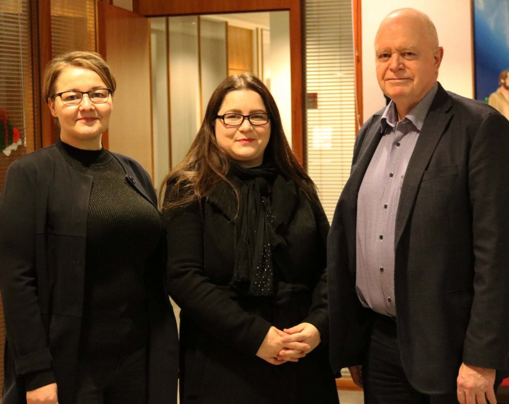 Á myndinni eru Drífa Snædal forseti ASÍ og Garðar Hilmarsson varaformaður BSRB með handhafa vinnings&hellip;