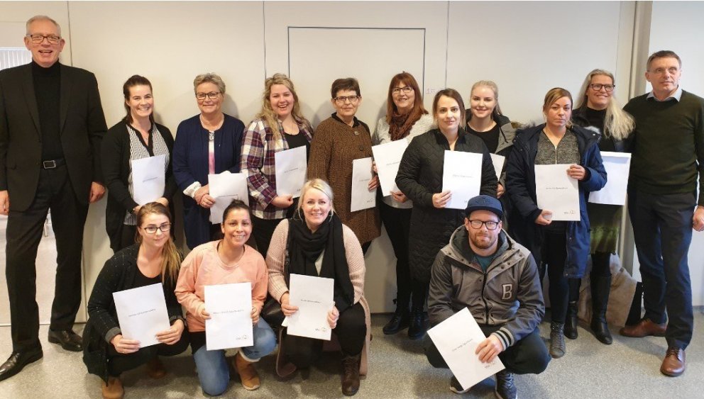 Fyrsti námshópurinn í velferðartækni að loknu náminu í SÍMEY - með tveimur af kennurunum, Þór G. Þór&hellip;