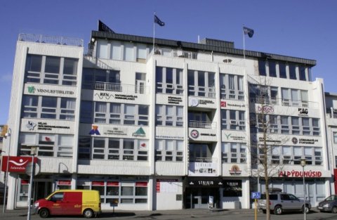 Lokum kl. 15:00 á morgun