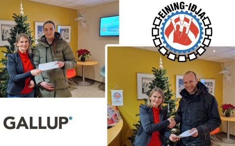 Elsa skrifstofustjóri afhenti Andra og Sögu Kareni vinningana.