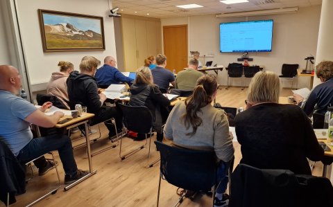 Mynd tekin á trúnaðarmannanámskeiði. Félagsmálaskóli alþýðu sér um námskeiðin, en hann er starfræktu&hellip;