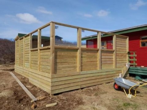 Sólpallasmíði í Flókalundi