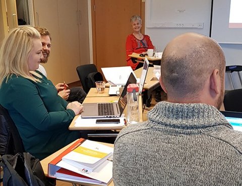 Silla leiðbeinandi á námskeiðinu ásamt nokkrum félagsmönnum sem það sitja.