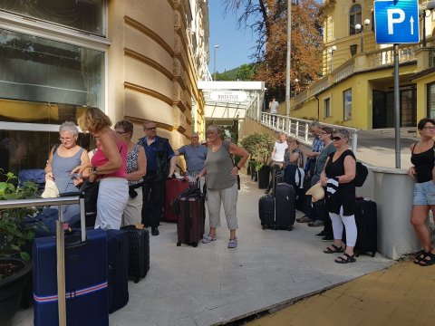 Hér eru nokkrir ferðalanganna í 34 stiga hita sl. sunnudag við hótel Bristol Opatija í Króatíu, en þ&hellip;