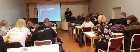 Myndin er tekin sl. þriðjudag við upphaf fyrstu kynningarinnar. Arnór, einn af fjórum  starfsmönnum &hellip;