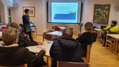 Hér má sjá Jónu Finndísi frá Stapa og hluta þeirra sem mættu á fundinn sem fram fór á Dalvík í vikun&hellip;