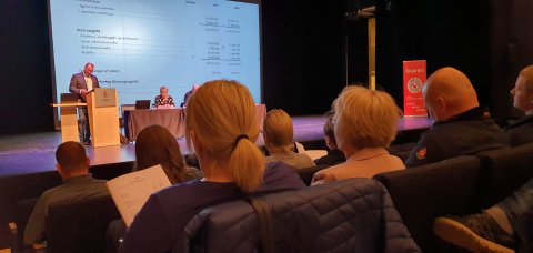 Hér má sjá Hermann Brynjarsson, löggiltan endurskoðanda félagsins, fara yfir  ársreikningana