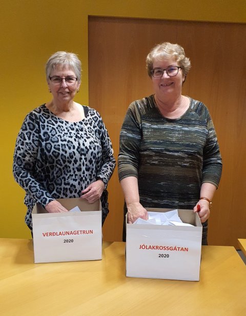 Hér má sjá Möddu og Sigrúnu fyrr á árinu er þær voru að draga út nöfn heppinna vinningshafa úr fjölm&hellip;