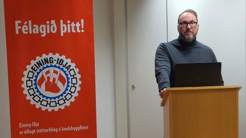 Hér má sjá Hermann Brynjarsson, frá endurskoðunarfyrirtækinu Enor ehf., fara yfir ársreikningana