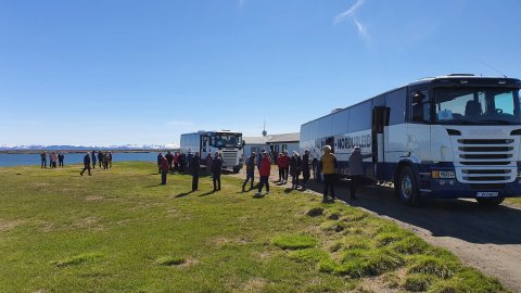 Eftir stutt stop í Fosshól var ekið fram í Svartárkot þar sem nokkrir keyptu silung sem reyktur er á…