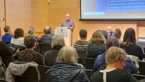 Björn Snæbjörnsson, formaður félagsins, að flytja skýrslu stjórnar á aðalfundinum.