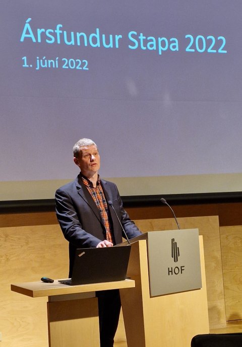 Tryggvi Jóhannsson stjórnarformaður að flytja skýrslu stjórnar