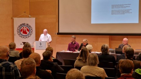 Nú er Björn Snæbjörnsson, formaður félagsins, að fara yfir skýrslu stjórnar í síðasta sinn þar sem h&hellip;