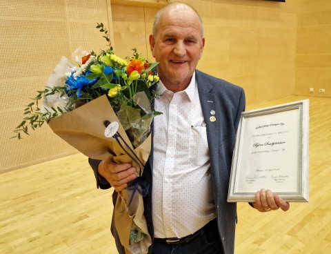 Fyrsta verk nýkjörins formanns félagsins, Önnu Júlíusdóttur, var að sæma Björn Snæbjörnsson gullmerk&hellip;