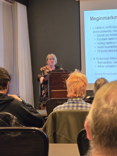 Hér má sjá formann félagsins, Önnu Júlíusdóttir, kynna samninginn á fundi sem fram fór á Hótel KEA í&hellip;