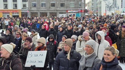 Mikið fjölmenni safnaðist saman á Ráðhústorgi þrátt fyrir að vetur konungur hafi minnt vel á sig.