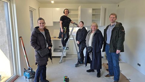 Hér má sjá Selmu, Önnu og Tryggva þegar íbúðirnar voru skoðaðar, ásamt tveimur starfsmönnum verktaka&hellip;