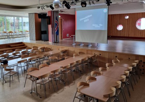 Allt klárt fyrir fræðslu dagsins, mynd tekin í sal Síðuskóla fyrr í vikunni.