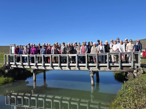 Hér má sjá ferðalangana á brúnni við Sænautasel