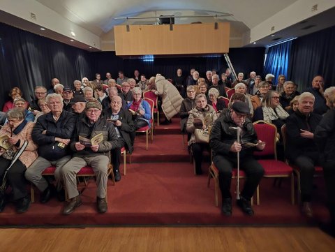 Allt að verða klárt fyrir sýninguna. Tæplega 90 félagsmenn og makar þáðu boðið og skelltu sér á sýni&hellip;