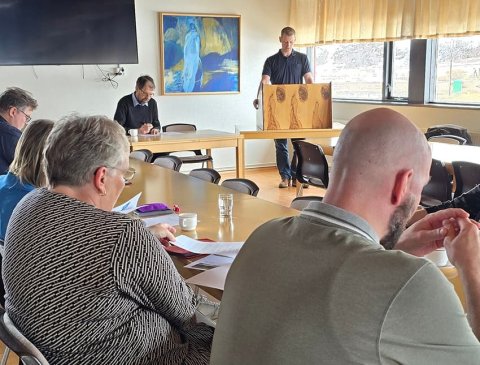 Hér má sjá Tryggva, formann byggðarinnar, flytja skýrslu stjórnar á fundinum.