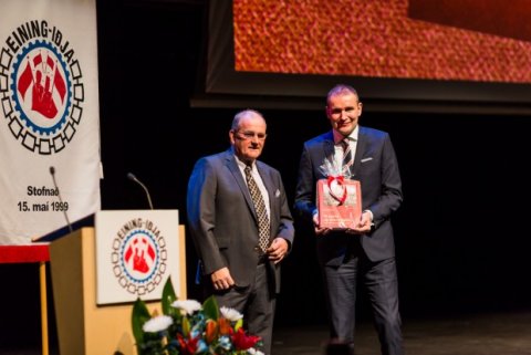 Björn afhendir forseta Íslands fyrsta eintakið