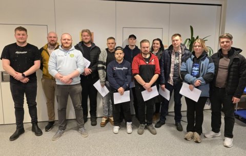 Dyraverðirnir tólf sem luku náminu sínu í SÍMEY. Mynd: simey.is