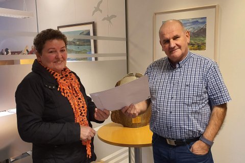 Björn formaður afhenti Elínrós vinninginn.