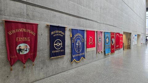 Í Hofi er búið að setja upp fjölmarga hátíðarfána bæði starfandi og eldri stéttarfélaga og hvetjum v…