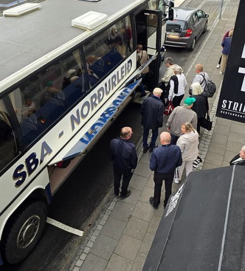 Hluti ferðalanga á leið í rútuna í morgun.