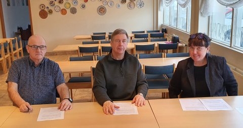 Samningur undirritaður, f.v.: Björn Snæbjörnsson, formaður Einingar-Iðju, Erlingur Kristjánsson, for&hellip;