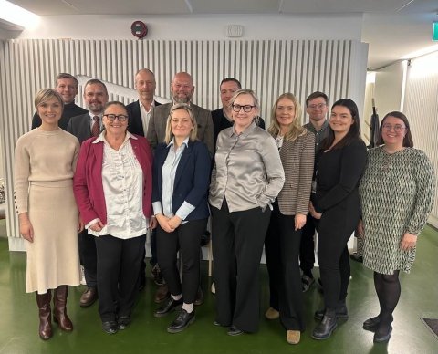 M.a. situr Saga Kjartansdóttir, sem var tilnefnd af Alþýðusambandi Íslands, í nefndinni