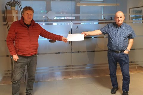 Björn formaður afhenti Kristjáni Tryggva vinninginn. Að sjálfsöfðu var hugað vel að sóttvörnum og gr&hellip;