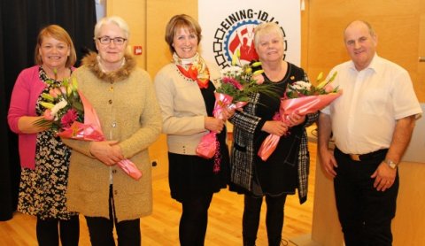 Þrjár sæmdar gullmerki