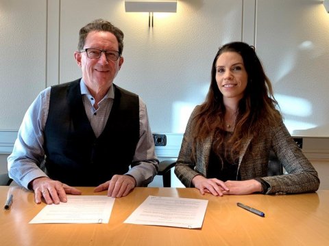 Þjónustusamningurinn var undirritaður í dag af Auði Ölfu Ólafsdóttur, sérfræðingi hjá ASÍ og Kristjá&hellip;