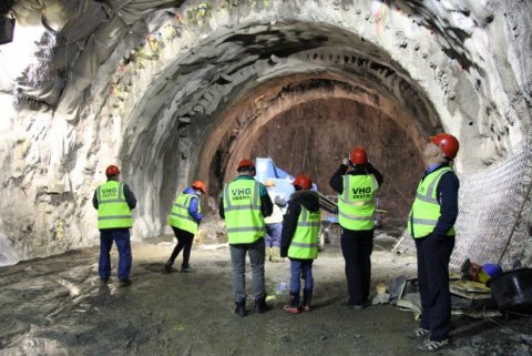 Kíkt í Vaðlaheiðargöngin