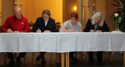 Frá undirritum samningsins í dag. Mynd Vikudagur/K