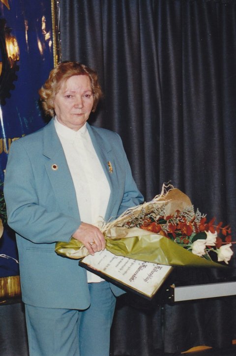 Mynd frá því Kristín var gerð að heiðursfélaga Iðju á aðalfundi félagsins 1996.