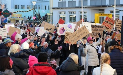Myndin er tekin á Kvennafrídaginn 2023, en 24. október það ár voru konur hvattar til að leggja niður…