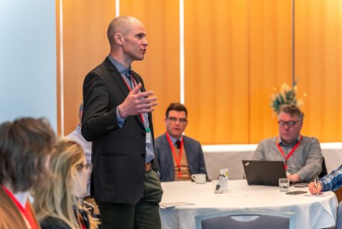 Hér má sjá Magnús Smára bera upp fyrirspurn á starfsdegi eftirlitsfulltrú2 2024. Mynd af vinnan.is