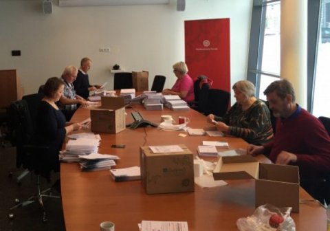 Kjörgögn í póst í dag