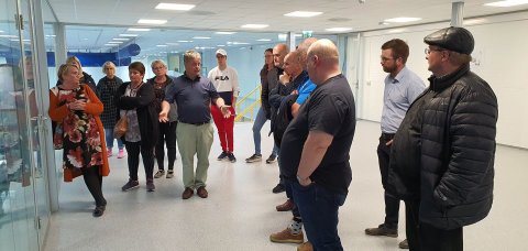 Hér má sjá Gest Geirsson, yfirman landvinnslu Samherja, þar sem hann er að fræða stjórn félagins um &hellip;