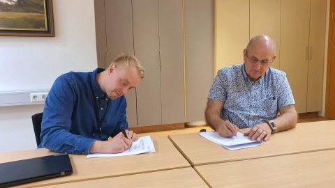Konráð Þór frá Símanum og Björn formaður félagins undirrita nýja samninginn