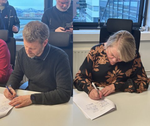 Á þessari samsettu mynd má sjá formann og varaformann félagsins skrifa undir samninginn fyrr í dag.