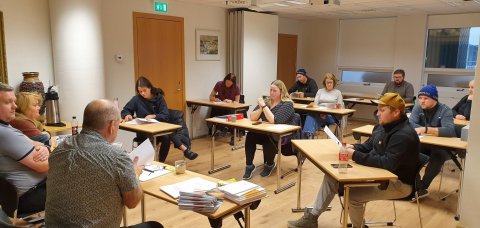 Hér má sjá nokkra trúnaðarmenn Einingar-Iðju sem starfa á sambýlum á fundi í sal félagsins á Akureyr&hellip;