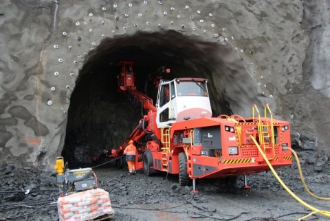 Búið er að sprengja um 6 til 8 metra inn í bergið